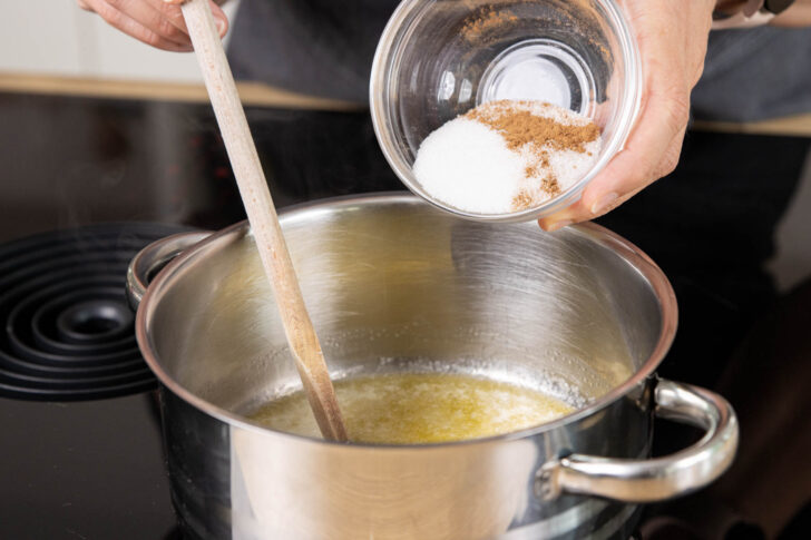 Butter mit Zucker schmelzen