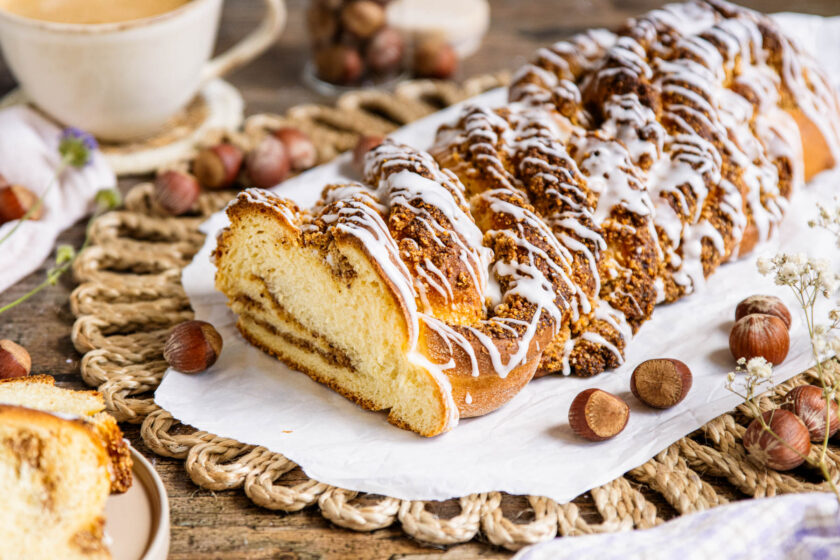 Hefezopf mit Nussfüllung