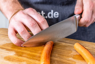 Würstchen einschneiden
