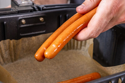 Würstchen in den Airfryer geben