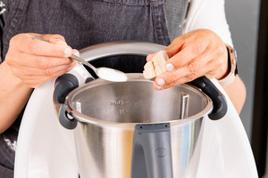 Hefe und Zucker in Thermomix® geben