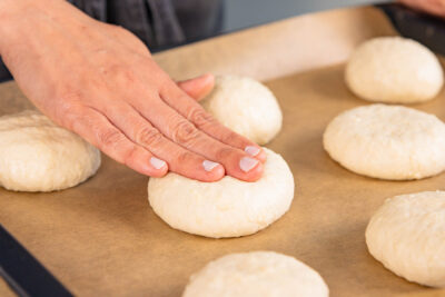 Käsebrötchen leicht platt drücken