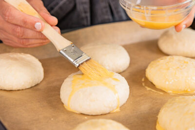 Käsebrötchen mit Eigelb bestreichen
