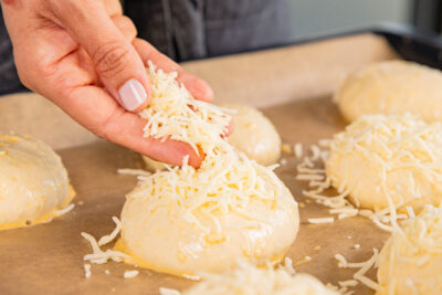 Brötchen mit Käse bestreuen