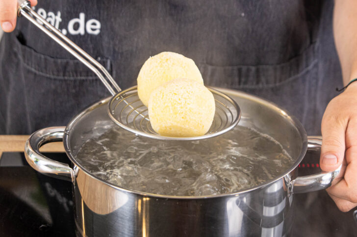 gefrorene Klöße in kochendem Wasser auftauen und kochen