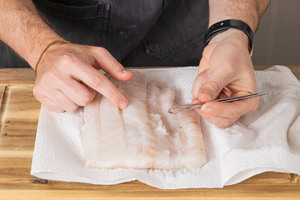 Fischfilet von Gräten befreien
