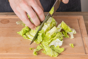 Eisbergsalat grobhacken