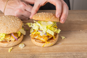 Burger Bun auf den Burger geben