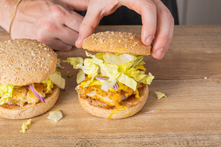 Burger Bun auf den Burger geben