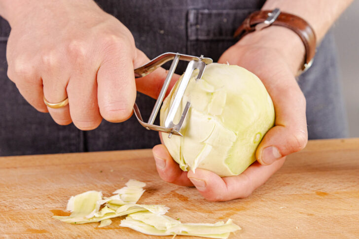 Kohlrabi mit Sparschäler schälen