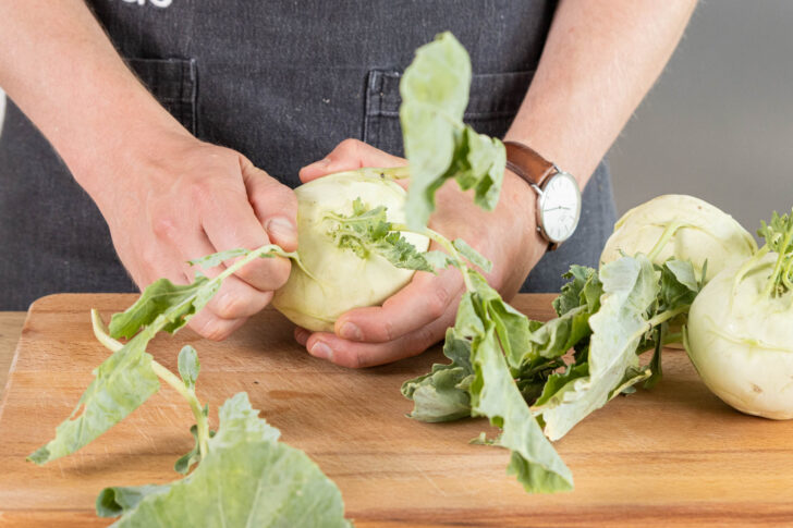 Die Kohlrabiblätter sorgfältig säubern vor dem Essen