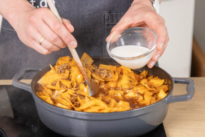 Kohltopf mit Hackfleisch mit Speisestärke abbinden