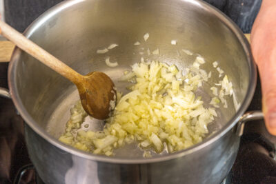 Knoblauch und Zwiebeln anbraten