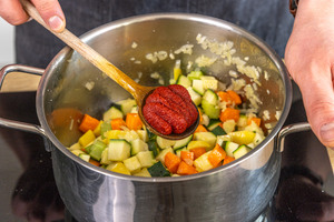Tomatenmark auf Löffel
