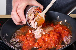 Thunfisch in die Pfanne geben