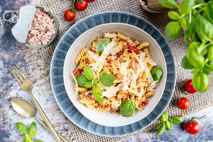 Nudeln mit Thunfisch und frischem Basilikum