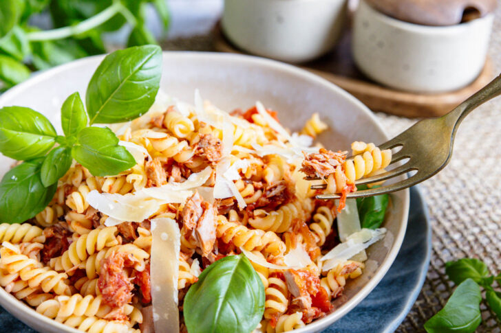 Nudeln mit Thunfisch, Tomaten und Parmesan