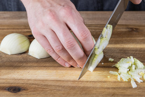 Zwiebeln feinhacken