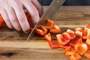 Paprika in Würfel schneiden
