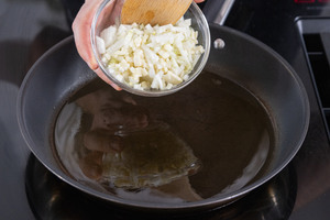 Zwiebeln und Knoblauch anschwitzen
