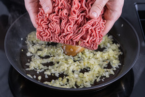 Hackfleisch in die Pfanne geben