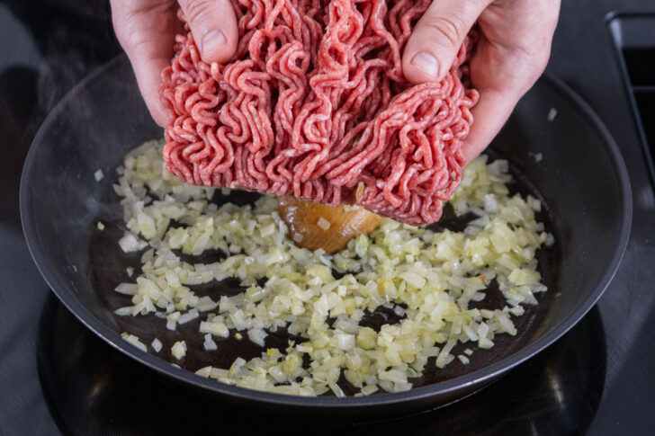 Hackfleisch in die Pfanne geben