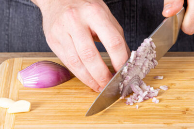 Zwiebeln und Knoblauch fein würfeln