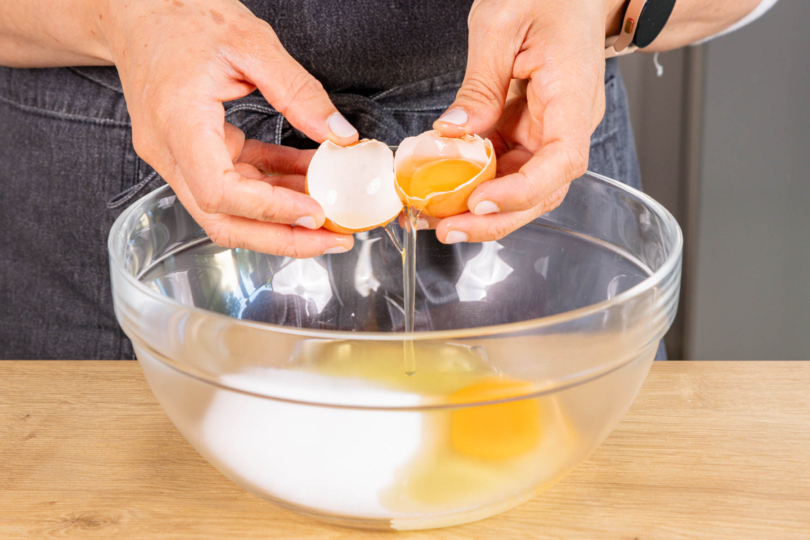 Eier mit Salz und Zucker aufschlagen