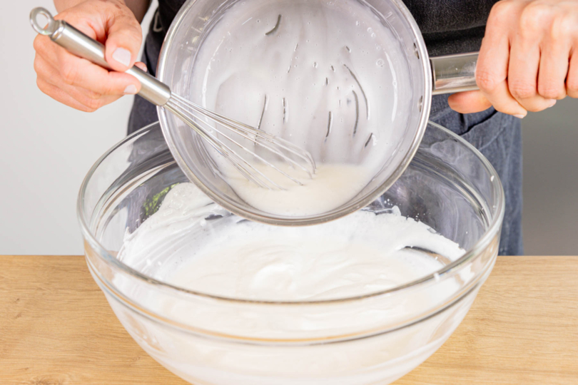 Gelatine-Creme-Mischung zur übrigen Joghurtcreme geben