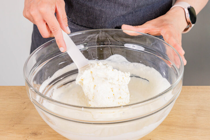 Sahen unter Joghurtcreme heben