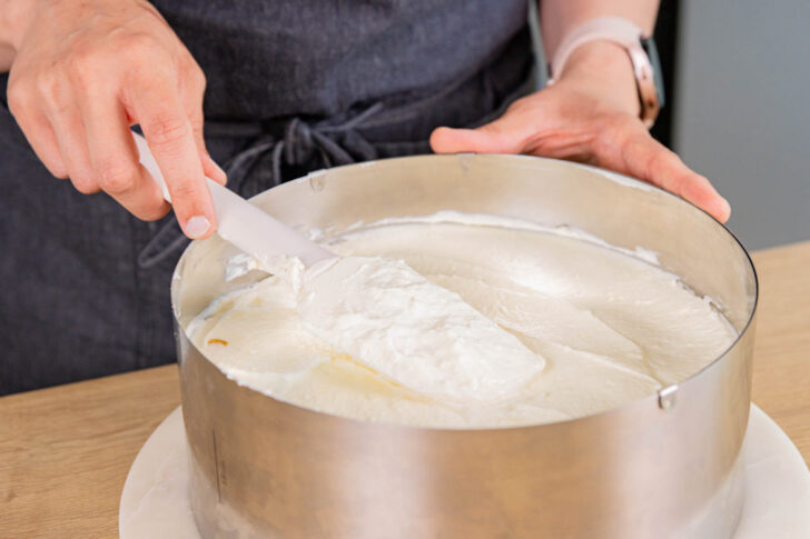 übrige Joghurtcreme in Springform verstreichen
