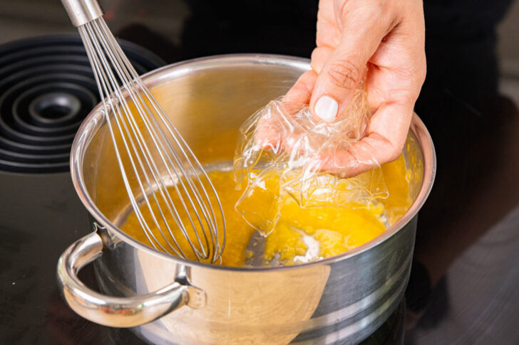 aufgeweichte Gelatine zum Püree geben