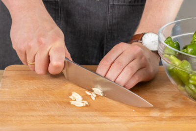 Knoblauch klein schneiden