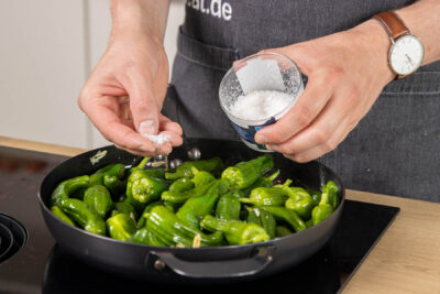 Pimientos de Padron salzen