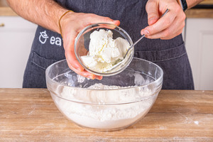 Quark zum Mehl geben