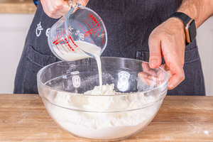 Milch dazu gießen