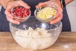 Speck und Käse dazugeben