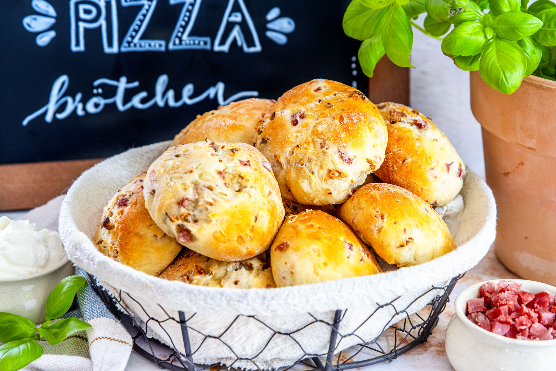 Schnelle Pizzabrötchen mit Schmand