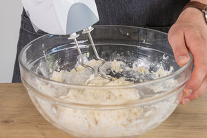 Teig mit einer Küchenmaschine geschmeidig verkneten