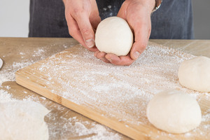 Die Teiglinge in kleine Kugeln formen
