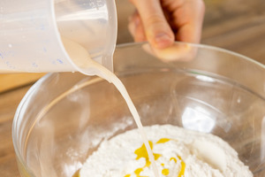 Hefe-Gemisch in Schüssel mit Mehl gießen