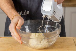 Mit Knethacken einen glatten Teig kneten