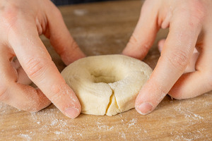 Teigschlange zu Donut formen