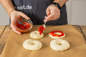 Donuts mit Tomatensoße bestreichen