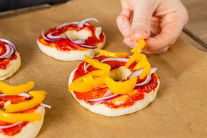 Donut belegen mit Paprika-Streifen