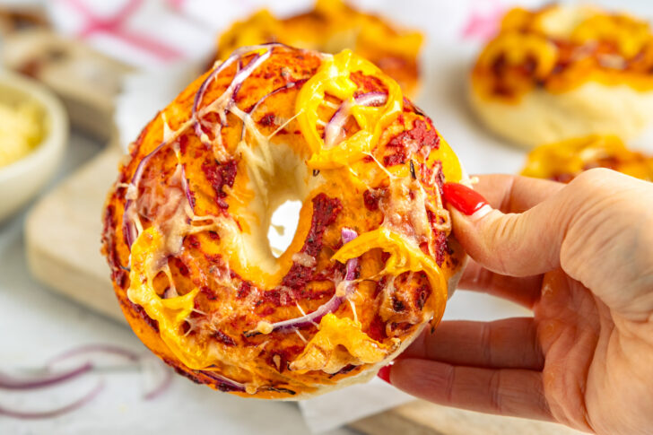 Pizzadonut servieren