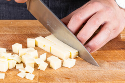 Käse in Würfel schneiden