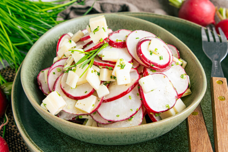 Radieschensalat mit Käse