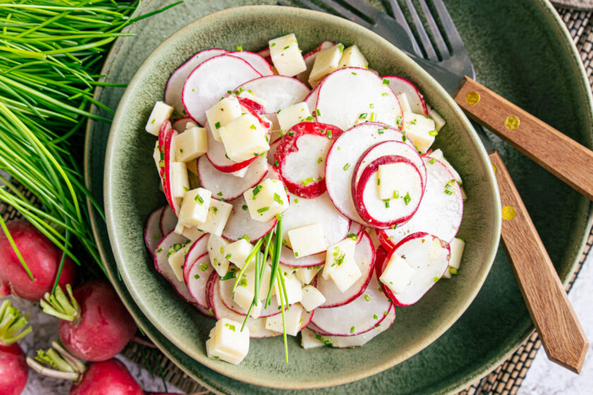 Radieschensalat mit Käse