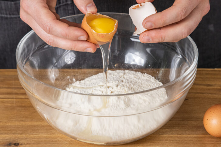 Eier in die Schüssel geben